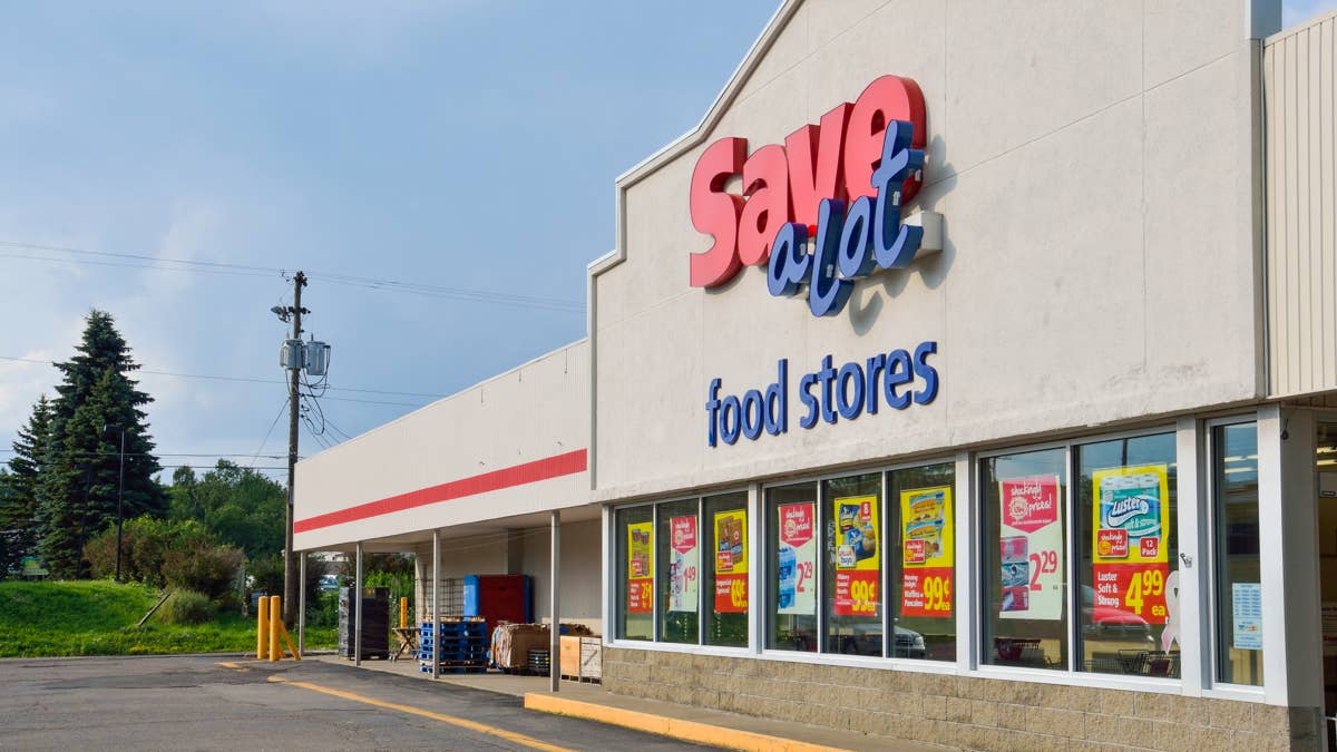 Discount grocery giant shuts 100 stores, completely exits 3 states