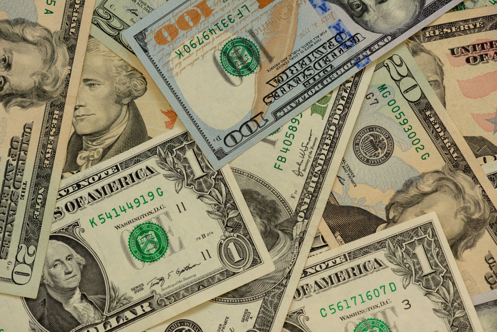 Dollar Gains on Strength in US Services Activity