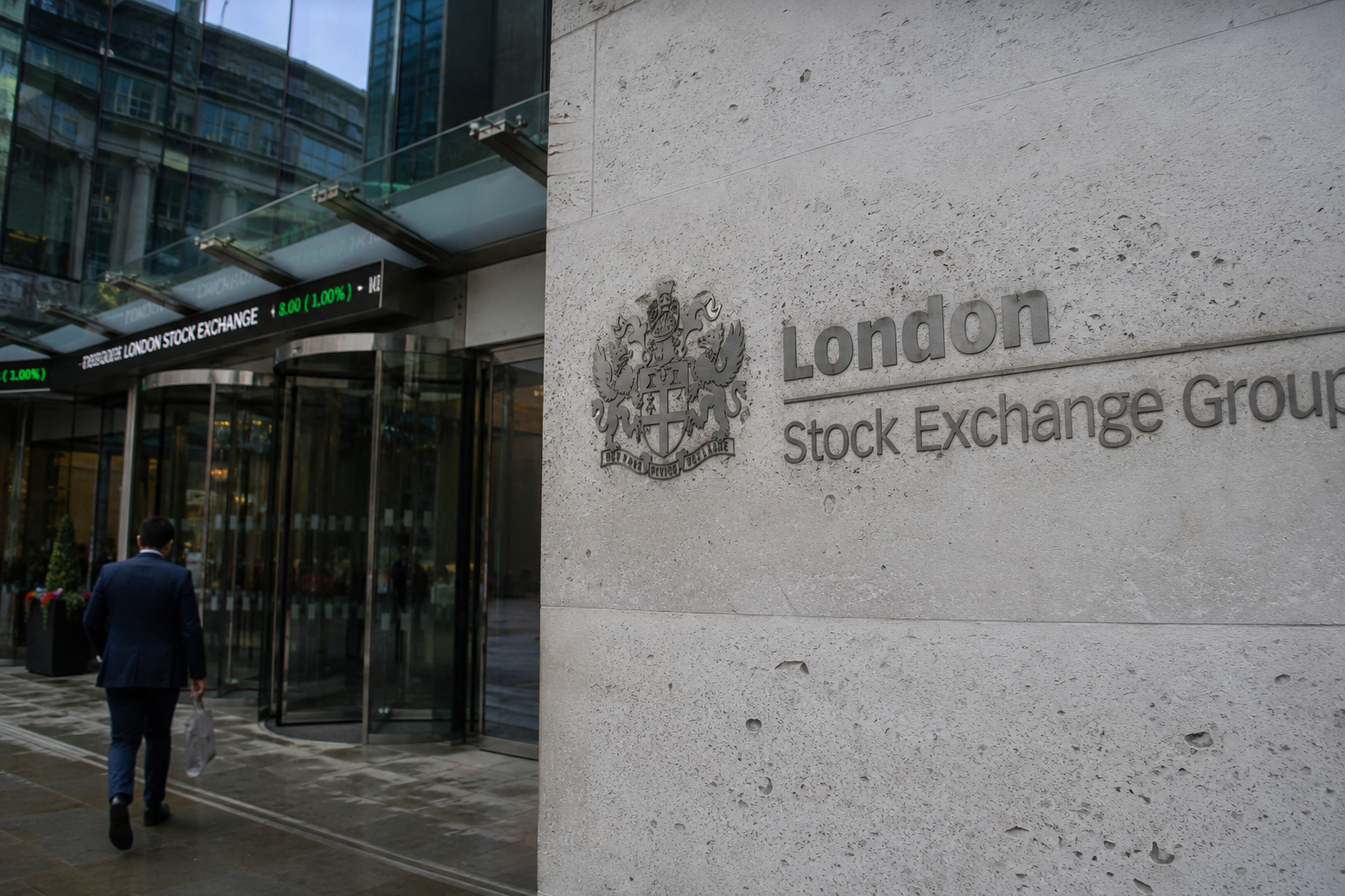 London stocks edge lower as geopolitical concerns offset gains in midcaps