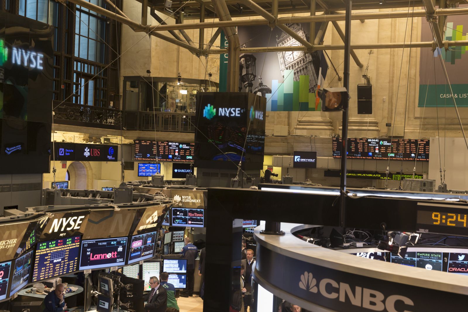 Stocks Fall on Weakness in Chipmakers and Renewed US-Iran Hostilities
