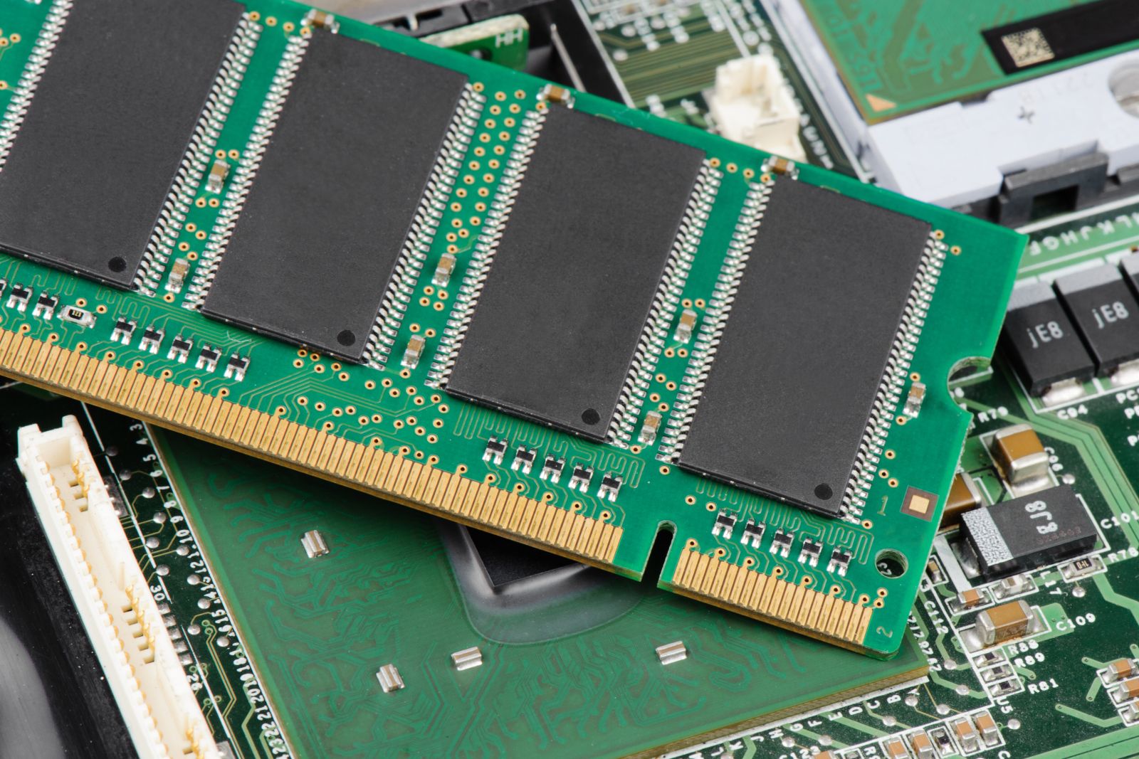 Strength in Chipmakers Boosts Stock Indexes