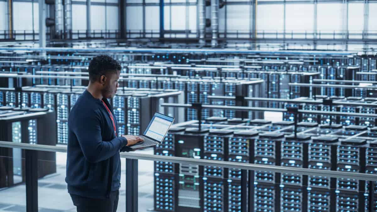 The AI Boom Needs Data Centres: 2 TSX Stocks to Watch Closely