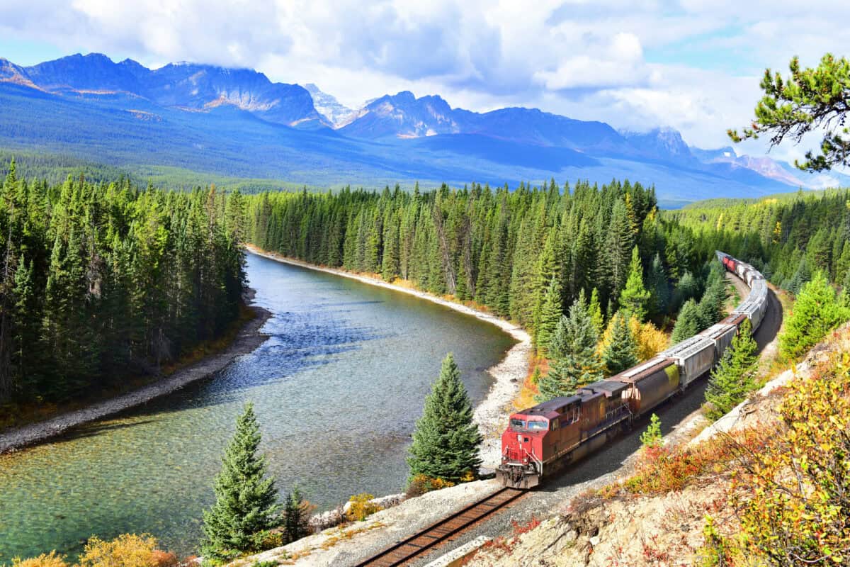 1 Canadian Stock for Growth and 1 for Value, Both Worth Buying Now